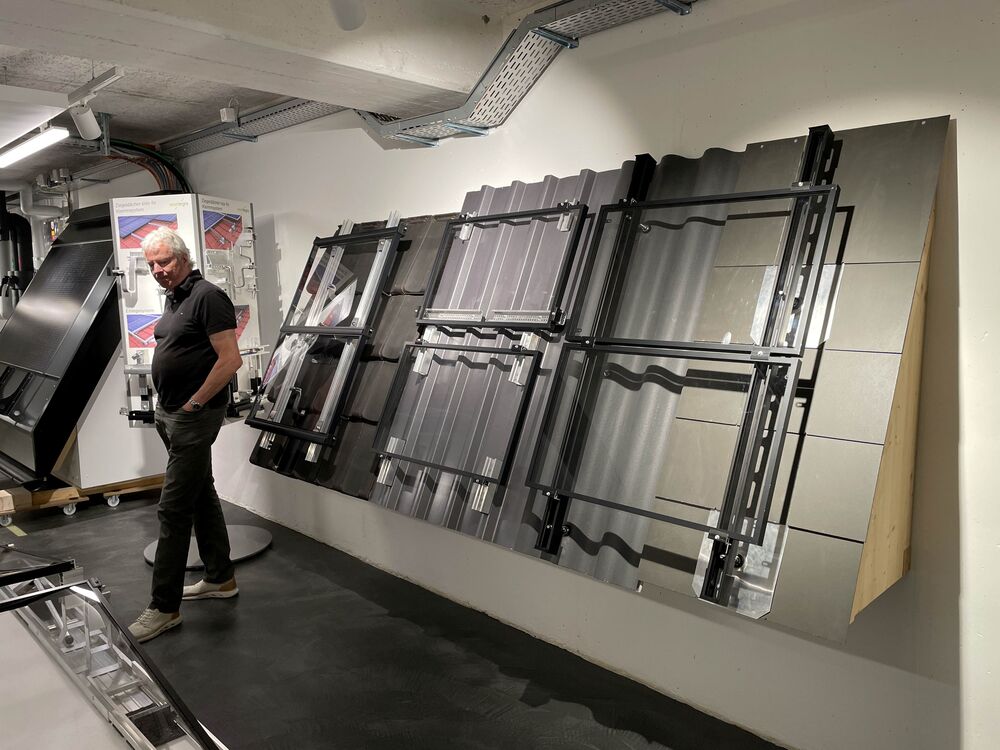 Showroom: verschiedene Unterkonstruktionen für Aufdach-Montage.